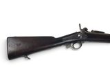 gros plan d'un fusil sur fond blanc