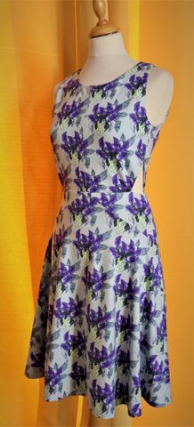 CACHAREL Paris – Jolie Robe en coton à motifs d’Iris, sans manche...