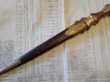 un stylo posé sur un livre