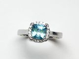 un gros plan d'une bague sertie d'une topaze bleue