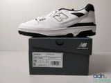 une boîte sur laquelle est posée une paire de chaussures New Balance