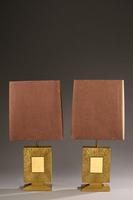 une paire de lampes de table en laiton avec des abat-jours carrés