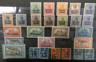 une photo d'une collection de timbres exposée dans une vitrine