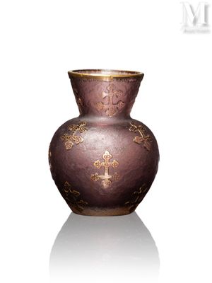 un vase violet orné de motifs dorés sur fond blanc