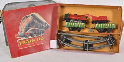 une boîte contenant un train sur une table