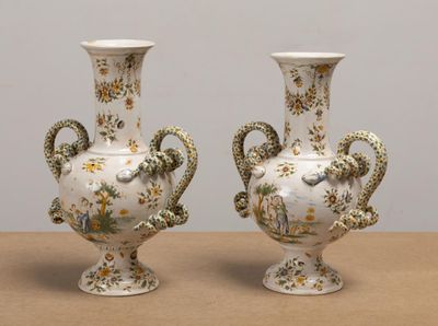 MOUSTIERS, dans le goût de. Paire de vases en faïence, les a…