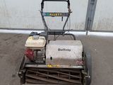 une petite machine garée sur le parking