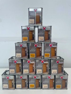 une pile de boîtes de thé posées sur une table