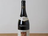 la bouteille de vin est posée sur la table en bois