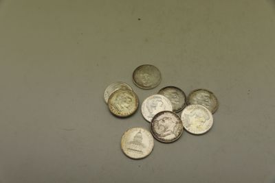 un grand nombre de pièces de monnaie posées sur une table les unes à côté des autres