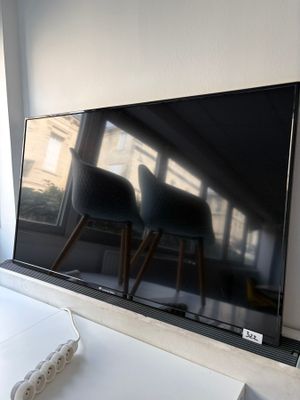 une télévision à écran plat accrochée au mur du salon