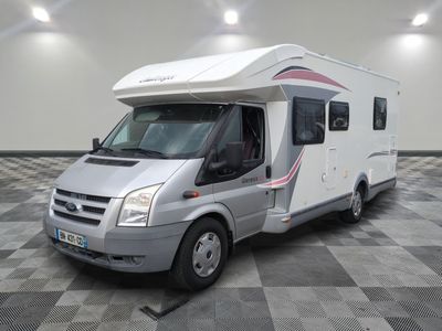 une camionnette argentée garée sur un sol en damier