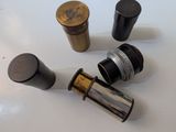 plusieurs types de boutons en laiton et noirs sur une surface blanche
