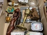 une boîte remplie d'objets variés