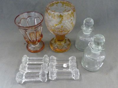 de nombreux objets en verre de toutes sortes posés sur une table