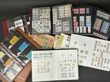 plusieurs types de timbres différents sur une table