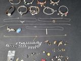plusieurs types de bijoux disposés sur une table