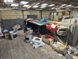 une pièce remplie de bric-à-brac