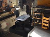 une machine qui se trouve dans une pièce avec de nombreux outils