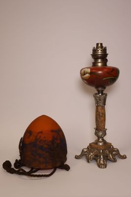 une lampe et un œuf posés sur une table