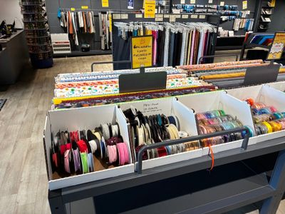de nombreux stylos et crayons de différentes couleurs exposés dans un magasin