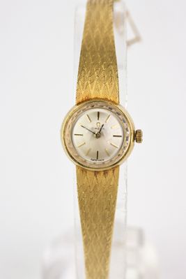 une photo d'une montre-bracelet pour femme avec un bracelet en or