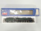 une image représentant un train miniature dans une boîte, posé sur une surface blanche