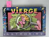 une photo d'une photo d'un livre sur lequel est posée une loupe