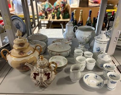 de nombreux types de théières et de tasses sur la table