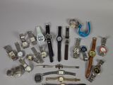 un grand nombre de montres posées sur une table