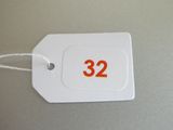 une étiquette blanche portant le numéro 32