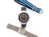 une montre et un bracelet de montre posés sur une surface blanche
