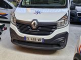 une camionnette blanche garée dans un garage