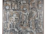 une photo d'un tableau accroché à un mur blanc, dans un cadre marron