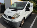 une camionnette blanche garée dans un parking