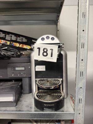une machine à café posée sur une étagère