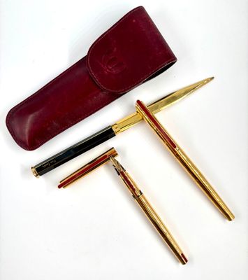 deux stylos et un étui à stylos posés sur une surface blanche