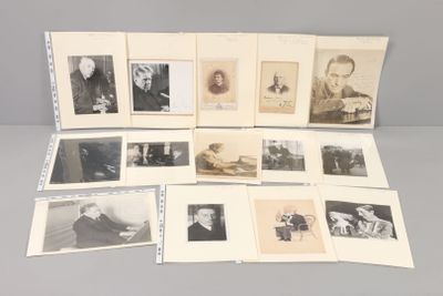 plusieurs vieilles photos en noir et blanc représentant des hommes et des femmes, posées sur une table