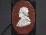 une photo d'une plaque sur laquelle figure le portrait d'un homme