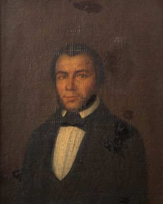 portrait d'un homme en smoking, vêtu d'un costume noir et d'un nœud papillon