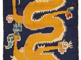 un tapis oriental représentant un dragon jaune sur fond bleu