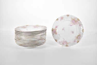 une pile d'assiettes ornées de fleurs roses