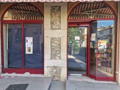 deux portes rouges sur le côté d'un immeuble