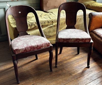 deux chaises assises l'une à côté de l'autre sur un plancher en bois