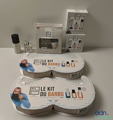 une photo montrant quelques objets posés sur une table