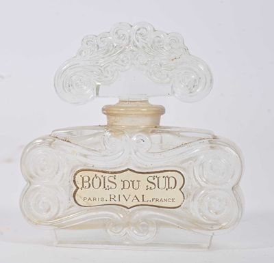 une photo d'un flacon de parfum posé sur une table blanche