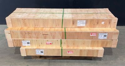 une pile de palettes en bois posée sur une palette