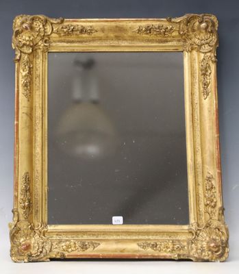 une image représentant un miroir à cadre doré avec un vase en arrière-plan