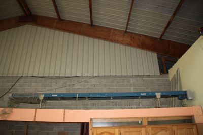 une photo d'une pièce dont le plafond est en cours de construction