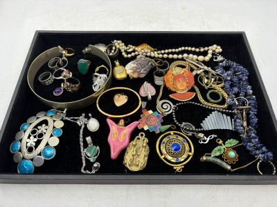 un plateau noir contenant divers bijoux